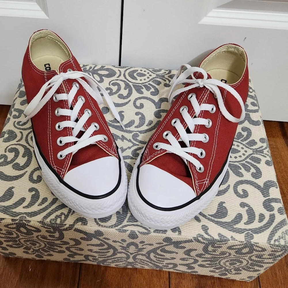 Converse Red Low Rise Sneakers in CHERRY RED size 8M - Picture 1 of 6